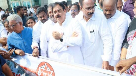  Nadendla Manohar Arrest : విశాఖలో నాదెండ్ల మనోహర్ అరెస్ట్, పోరాటానికి సిద్ధమన్న పవన్ కల్యాణ్