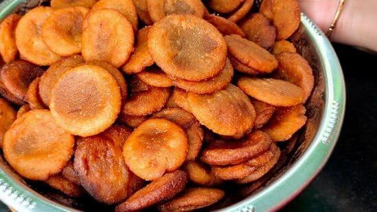  ఆపిల్ పాలకూర సలాడ్ ఒక గిన్నెలో ఆపిల్‌ను సన్నగా తరగాలి. పాలకూరను కూడా సన్నగా తరిగి కలుపుకోవాలి. పావు కప్పు దానిమ్మ గింజలను, ఉల్లిపాయ తరుగు, ఉప్పు, మిరియాల పొడి, బాదం, పిస్తా వంటి గింజల తరుగును వేసి బాగా కలపాలి. ఇది రుచికరంగా ఉంటుంది. దీనిలో ఫైబర్, యాంటీ ఆక్సిడెంట్లు, పొటాషియం, మెగ్నీషియం పుష్కలంగా ఉంటాయి. అలాగే ఐరన్, మెగ్నీషియం, ఫొలేట్ కూడా అందుతుంది. కాబట్టి బరువు త్వరగా తగ్గుతారు. పోషకాహార లేమి కూడా రాదు.  పైన చెప్పిన సలాడ్లను నెలరోజుల పాటు తింటే చాలు. మీకే మీ బరువులో తేడా కనిపిస్తుంది. శరీరం తేలిగ్గా అనిపిస్తుంది. మూడు నెలల్లోనే బరువు తగ్గే అవకాశం ఉంటుంది.