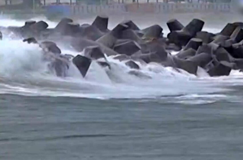  Michaung Cyclone Live news Updates: తీరం దాటిన తీవ్ర తుపాను, ఏపీలో వర్ష బీభత్సం