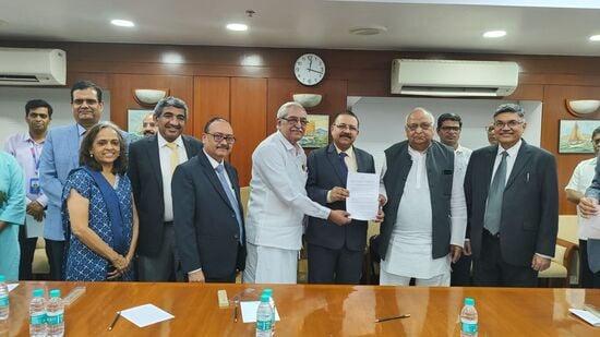  Bank Employees Salaries: బ్యాంక్ ఉద్యోగులకు గుడ్ న్యూస్‌..వేతనాల పెంపుపై కార్మిక సంఘాలతో ఐబిఏ ఒప్పందం