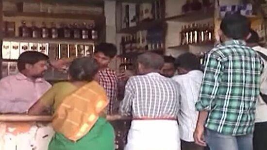  ఏపీలో మద్యం షాపుల ఆఫర్లు.. లిక్కర్ కొంటే ఇవి ఫ్రీ..