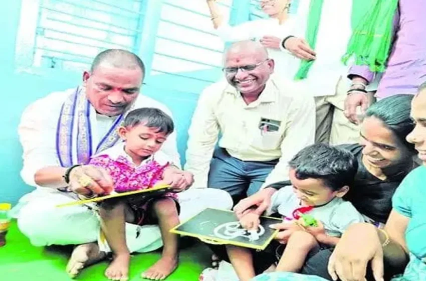  ఉపాధ్యాయుడిగా మారిన ఎమ్మెల్యే.. ఏకంగా పిల్లలను ఒళ్లు కూర్చొబెట్టుకుని అక్షరాభ్యాసం