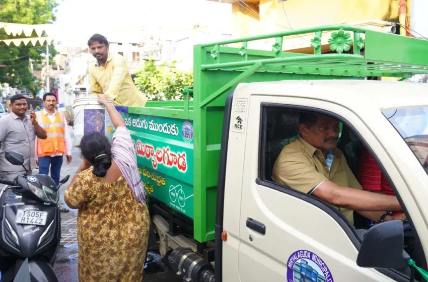  చెత్త బండిలో వచ్చి కొత్త పారిశుద్ధ్య కార్మికుడు.. ముఖం చూసి జనం షాక్!