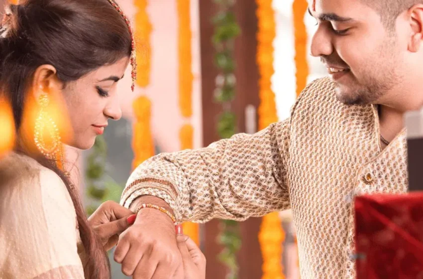  Rakhi Festival: సోదరి కట్టిన రాఖీని ఎన్ని రోజులకి తీయాలి? ఆ రాఖీని ఏమి చేయాలో తెలుసా.. జీవితంలో ప్రతి సంబంధం విలువైనది. అందుకనే తోబుట్టువుల మధ్య అనురాన్ని అనుబంధాన్ని తెలియజేసే రాఖీ పండగ కోసం అక్కాచెల్లెలు ఏ