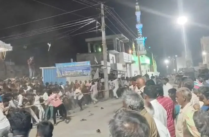  ఏం కొట్టుకున్నారు భయ్యా.. పిడి గుద్దుల హోళీ.. ఈ వింత ఆచారం ఎక్కడో తెలుసా..?